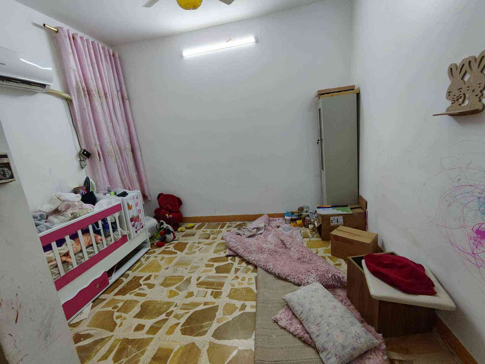 دار للبيع 
صنف الارض طابو زراعي سند ٢٥ ملك صرف انذار من كاتب عدل 
..
الجبهة١٥.٤٠ النزال ١٠ المساحة ١٥٠ متر 
..
واقع حال 154 متر 
طابق واحد وبيتونة كبيرة يتألف من
..
 غرفتين نوم
 وصالة واستقبال وحولي 
ومطبخ
 وحمام شرقي وحمام غربي كبير  
ويحتوي على ثلاث مداخل 
العنوان سبع ابكار مقابل شركة تويوتا يبعد عن السريع ٧٥ متر تقريباً 
..
البيت معروض اقل من سعر الارض 
السعر 275 وبي مجال
تواصل مباشر مع صاحب العقار 

للتفاصيل أكثر اتصل 
*********** 
متوفر واتساب 

ملاحظة البيت فارغ مابي مؤجر اطلاقا ومرمم  يعني جاهز للسكن وخالي من الشوائب
