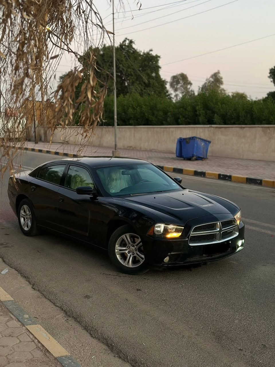 السلام عليكم
ادوات ادوات 
للبيع او مراوس 
جارجر 2014 خليجي 

متون شمالي طبق الاصل 
محرك 6سلندر 
عينه 260 غرفه عسلي 
كير مكينه كفاله 
شراي يتصل
‭***********
