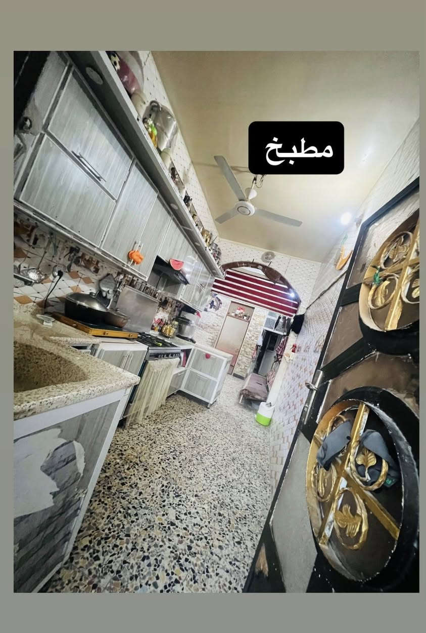 سلام عليكم دار للبيع  العنوان/ شارع سبعين مقابيل المولد علي حنضل شارع الصناعه ركن
المساحه 90 متر ركن مبني ٣ طوابق بنيان درجه اوله بيت جديد 2021 مبني صار4 سنين  من انبنه رفت درجه اولى 
البيت طابو ملك 
الطابق الاول يتكون من استقبال +مطبخ +غرفه نوم  +صالة +صحيات خارجيه وداخليه
الطابق الثاني يتكون من غرفة نوم سويد كامل + صاله +غرفة نوم + حمام داخلي 
الطابق الثالث غرفه نوم + غرفه نوم + سطح 
الاستفسار ‭***********‬ رقم الهاتف
