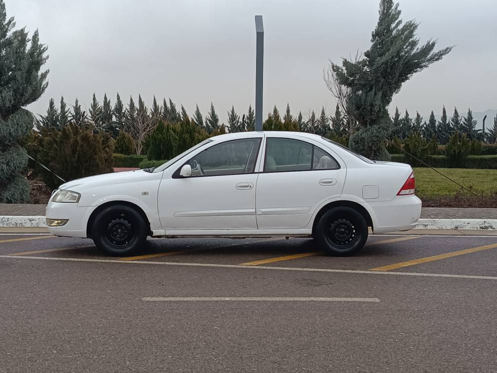 نیسان سەنی2011بێ بۆیاخ. ***********
مواسەفاتی خلیجی ناو زەرد جام کارەبا 
گێڕ ئۆتوماتیک.. گێڕو مەکینەی بەشەرت 
تەبرید ساردو گەرم بەشەرت 
سەنەوی و ڕەقەمی تازەیە بەناو خۆمانەوەیە 
تەحویل خەرامە بەشەرت.
سەیارەکە بێ بویاخە قرجیشی نیە 
تەنها دوو پەڵە کارتو جەن جالیکی وردی هەیە 
سۆنەرەکەیم داناوە.
سعری 99گەڵاو مەجالیکی کەم
ناونیشان سلێمانی راپەڕین 
*********** السليمانية, العراق
