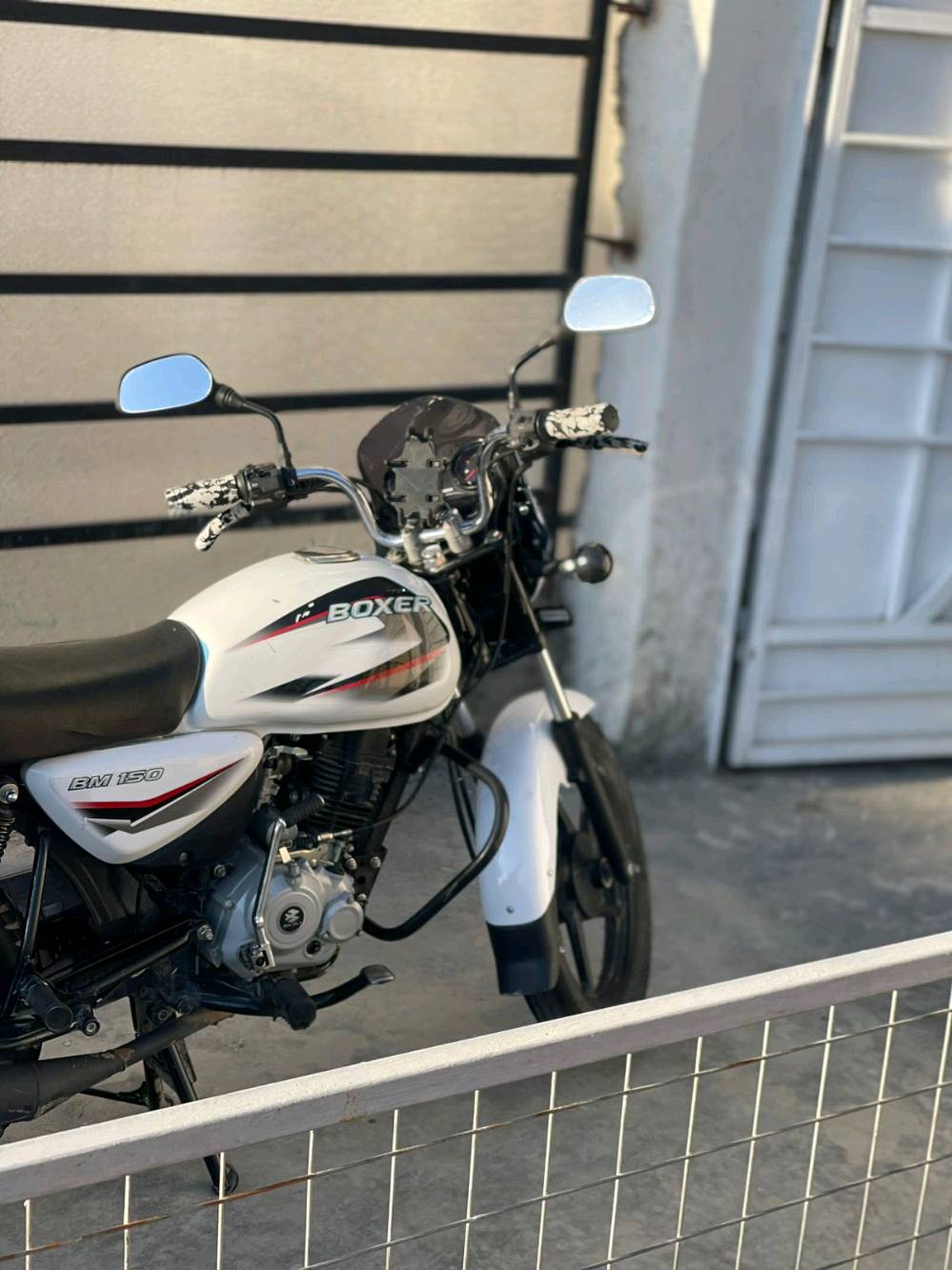 السلام عليكم  بوكسر كلاسك موديل ٢٠٢٣ للبيع

سنويه وارقام انكليزي ب اسمي تحويل مباشر
الدراجه قبل ٦ اشهر منزلهه من الشركه بعدهي نظيفه ع ايدي ممبدل بيهه اي شي 
كلشي ع تفاصيل الشركه وكامله متصرف عليهه ربع
مكينه خرسه شلعهه بنزات كلجات كلهه نظيفه وجاهزه تاخذهه كبل صندوك وللشارع

الدراجه كامله من كهربائيات كلها 

الدراجه نضيفه نظافه ٩٥٪؜ الصور كدامكم وتجي تشوفهه وتعرف احلى من الصور 
رايدهه ب٢٩٠٠ بمليونين و٩٠٠ الف وبيهه مجال بس مو هواي المجال 

مكاني بغداد العامريه للاستفسار *********** 

موجود واتس وماسنجر