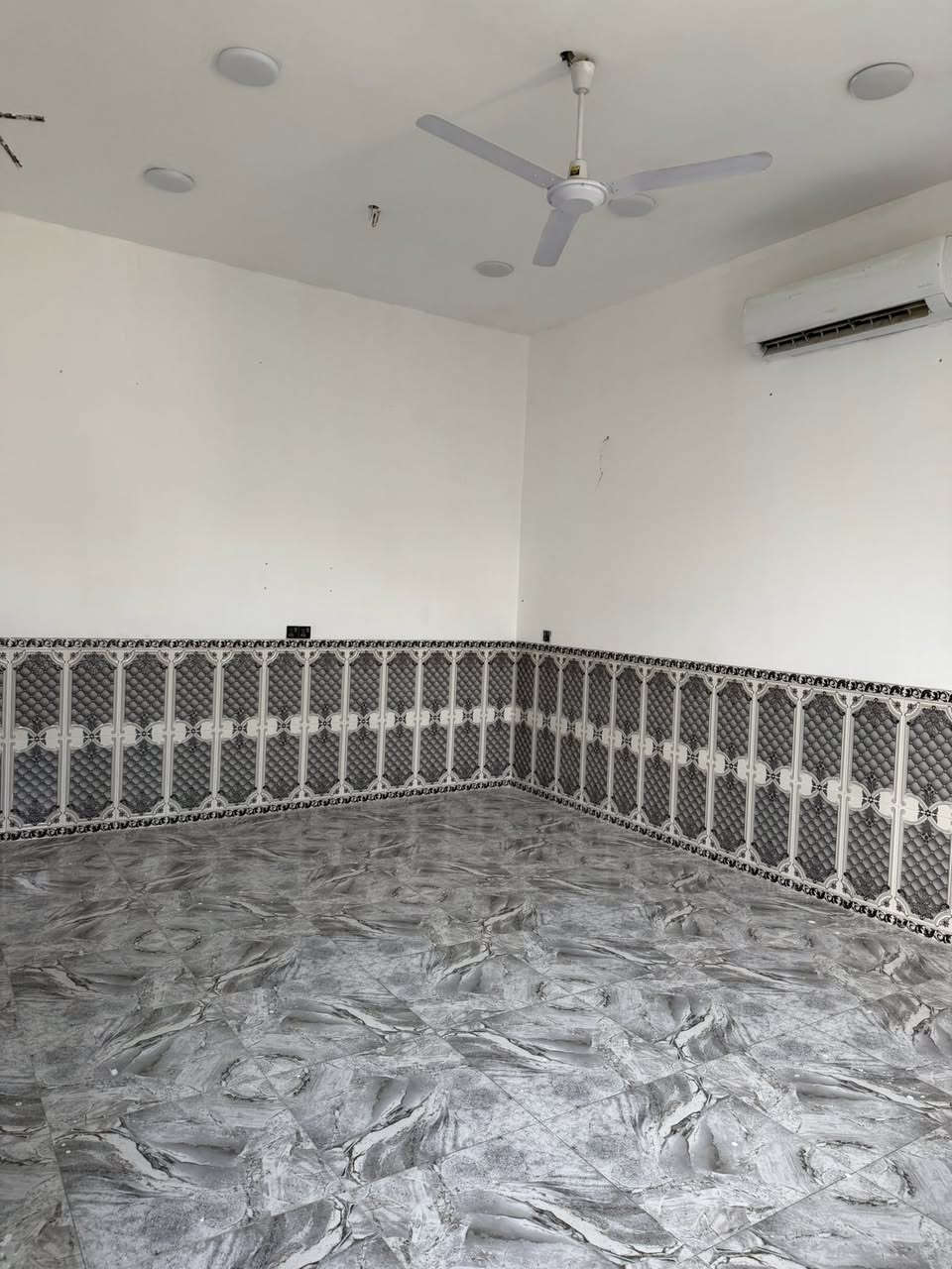 (سلام عليكم اللهم صلي علا محمد وآل محمد )مرخصت مدير الكروب بيت البيع العنوان مدخل النهروان قرب الصيطره شارع التارتار 3 فرع قريب عل شارع العام يتوفر كافه الخدمات مي كهرباء تبليط عله شارعين مفتوح البيت زراعي مساحه 230 معه قطعه ارض 230 يعني مجموع كلي 460 معه البيت بناء حديث صار سنه تقريب يتكون من غرفتين نوم 5في 5 الصاله 8في 4 المطبخ. 6 في 4 حمام داخلي حمام خارجي صحيات مطبخ حراري ستقبال 7 في 4 بيت جاهز بيت رفت حديقه بيه مثل ما موضح بل تصوير كهرباء خطين بيه بيت جاهز بس جيب غراضك وكعد او الف عافيه عل ياخذه السعر خاص الستفسار تصال عل رقم *********** بيه وتساب او بل خدمه
