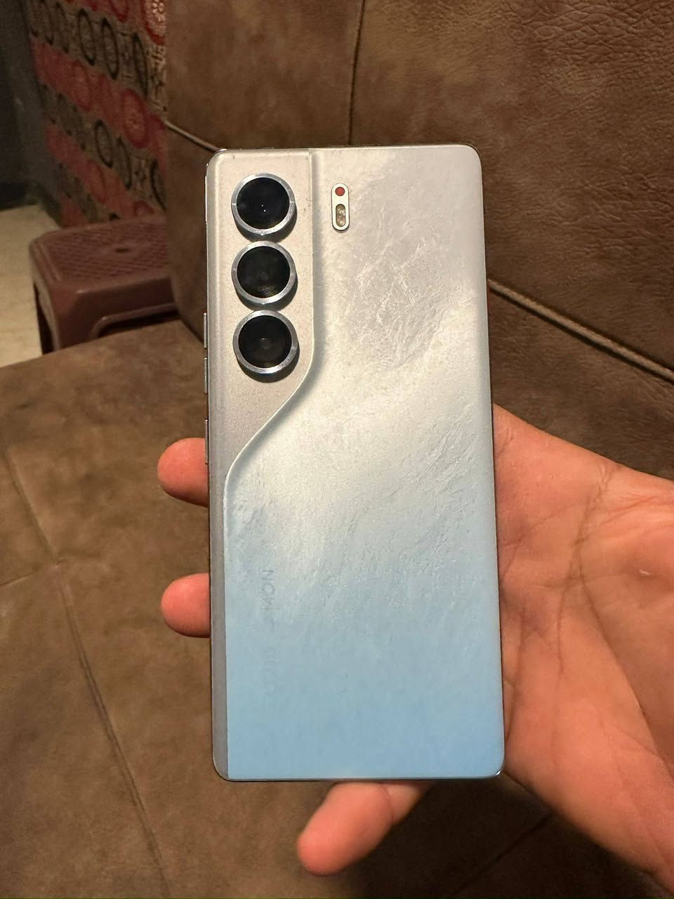 السلام عليكم كامون ٤٠برو فايف جي جهاز غني عن التعريف جهاز كفاله عامه من كلشي جهاز كلش نضيف ذاكرة ٢٥٦ عشوايه ١٢+١٢ شاشة منحنيه ضد الماء وضد الكسر جهاز تحفه بلعافيه الي ياغذه اليريده يجي خاص مكان بابل محاويل ***********
