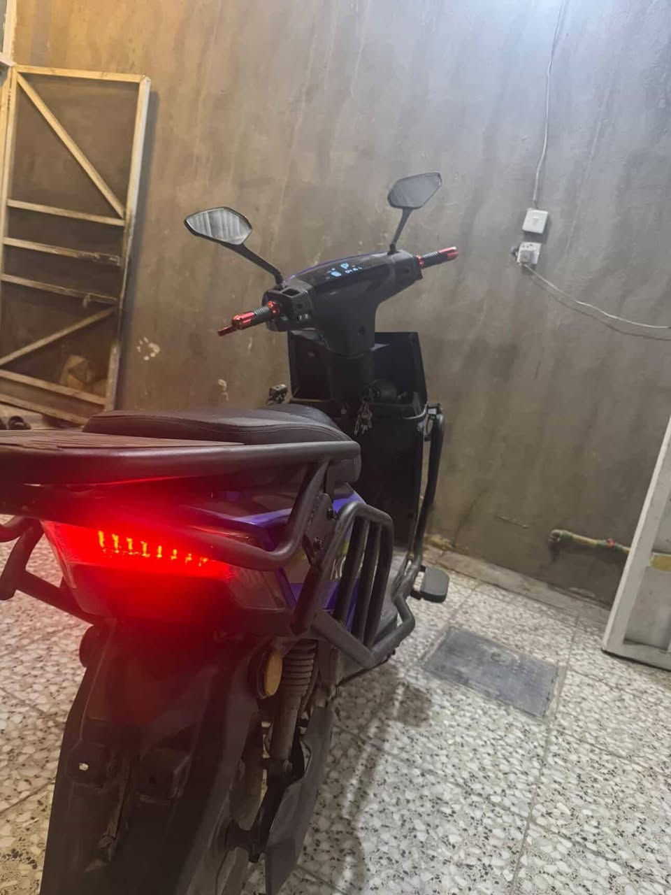 سلام عليكم دراجه كوريا mr بحاله الوكاله دراجه فول الله شاهد بس تاركها ما استخدمها ماشيه 4الاف
6 بطاريات كبار 
ملف 2500
سرعه 100 
نقصها بس فيشه مال كلوبات بـ5 مامسويها لان متروكه
سعرها 550 
*********** . متواجد رصيد و واتساب
