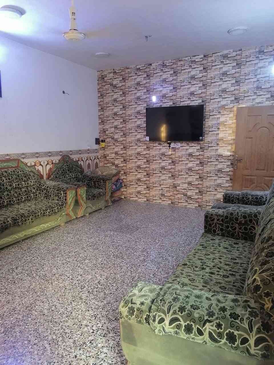 السلام عليكم بيت للبيع زراعي حي الامير خلف شارع السواعد المساحه ١٥٠ مترالواجه ٩ ونص النزال ١٦ ونص غير موجود عالنت الاتصال عالرقم ***********
