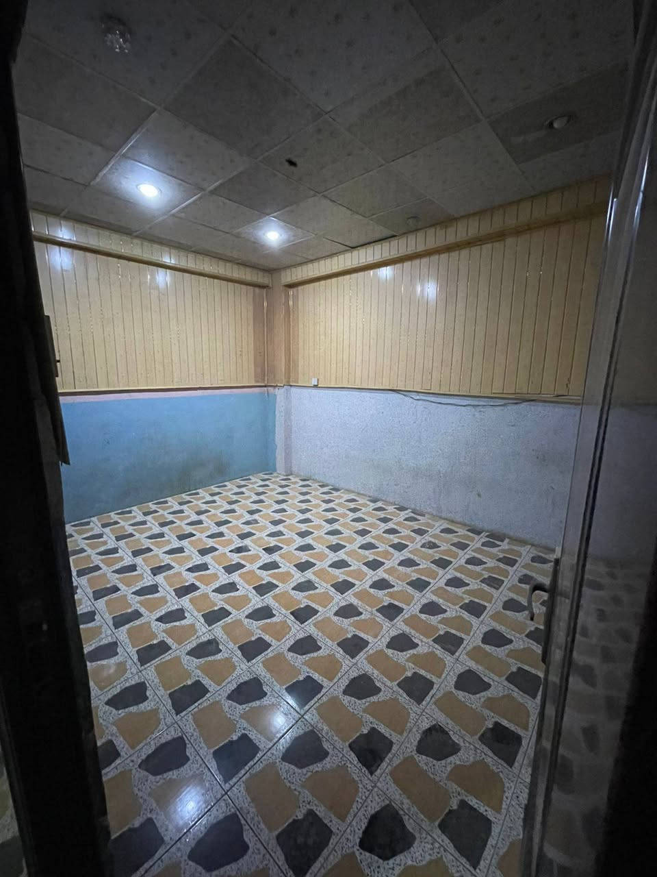 شقه. لليجار. طابق. ثاني. بحي. ميسان.  60 متر  الشريط شارع 15  عماره الشيوخ قرب سيطره الشياب. غرفتين صاله مطبخ. تخاريج مكشوفه. ايجاره 150. لتواصل ***********. وتساب.
