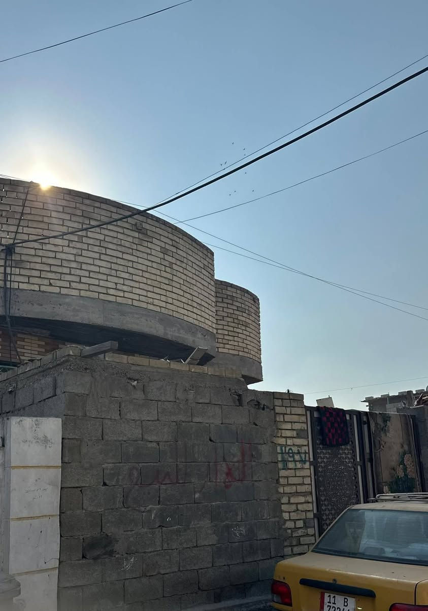 يالله 🙏
دار للبيع مساحة البيت تقرينا ١٢٥ متر في منطقة 
العماري قطاع ٥ شارع سيد حسن 
الدار متكون من 
غرفتين نوم 
صالة 
مطبخ 
استقبال 
منور عدد ٢ 
البيت كاشي 
كافة الخدمات ماء +كهرباء +تبيلط 
للاستفسار الاتصال على الرقم ( ***********)
