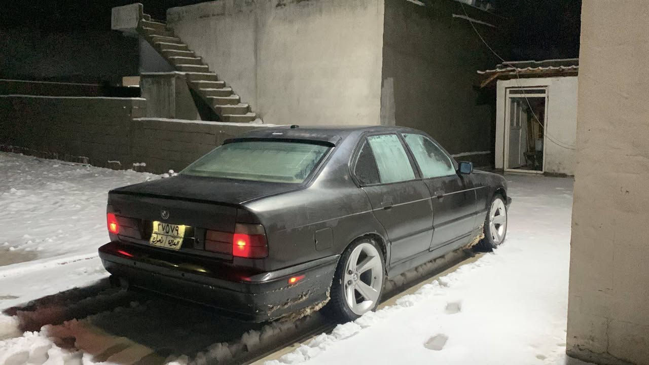 بيئم موديل ١٩٩٣ فول مواسةفات مةكينة ٥٢٥ ى كير تؤماتيك ئةكسلي٢٣ـ٣ لةسةرة چوار ويل هامانى لةسةرة لةگةر چوار تايةي خاوئن
لايت ئةلقةية و زينؤنى لةسةرة سلايتة و دوجان كارةباية  وةك غةرامة ٧٥٠ دولار  غةرامة لةسةرة بةناوي كردن بةسةرت و وةكالةشى بةناوي خؤمانة. ژمارة موبايل *********** أربيل, العراق
