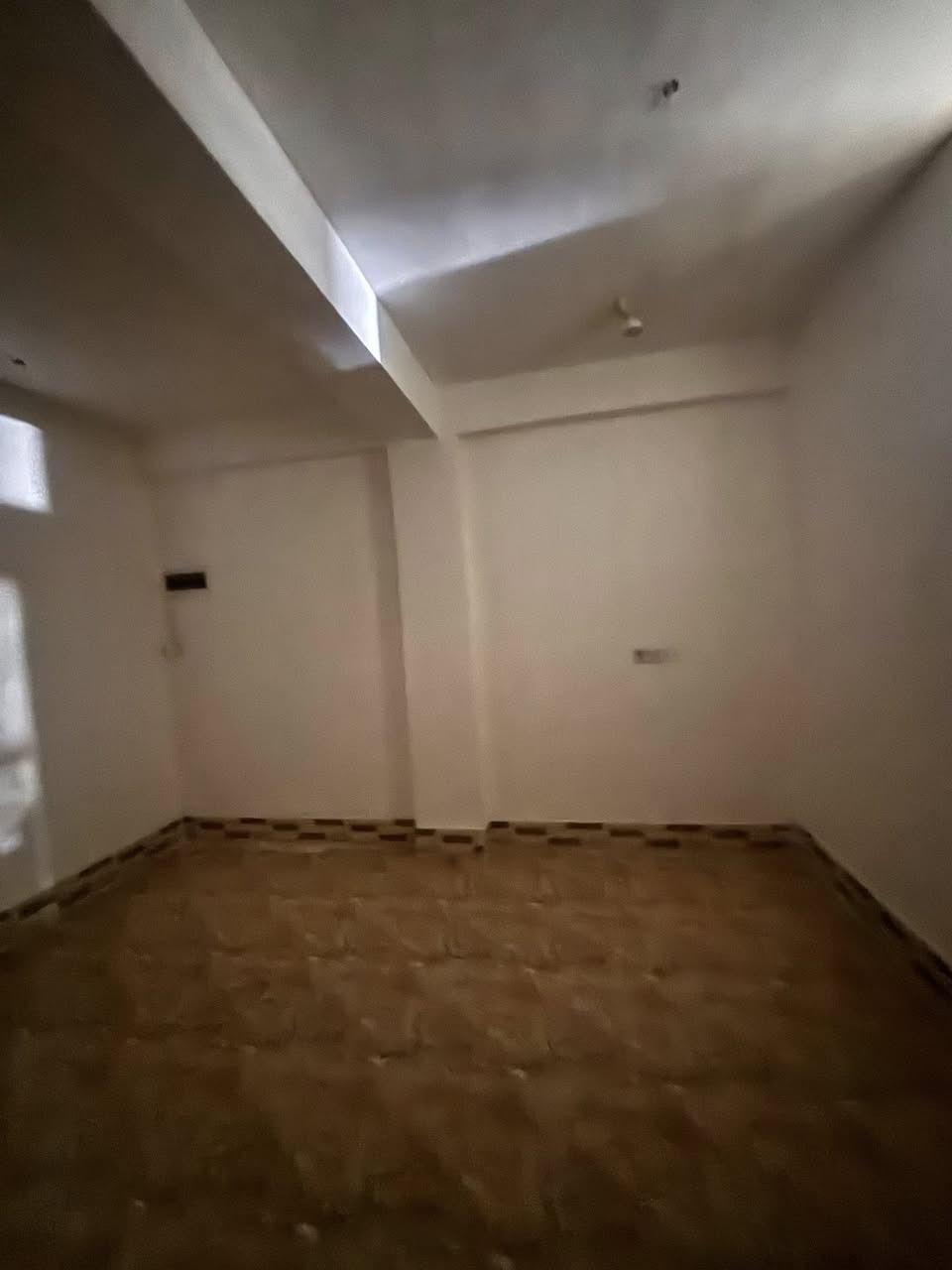 يوجد شقه للايجار   في عمارة الحاج ابو منجد تحتوي عل ثلاث غرف  ومطبخ وحمام وصاله كبيره  الموقع قرب من البانزين خانه  مقابيل جامع السراج المنير  للا استفسار اكثر التواصل عل الرقم ‭٠٧٨٦ ٤٨٥ ٨٥٥٧‬
