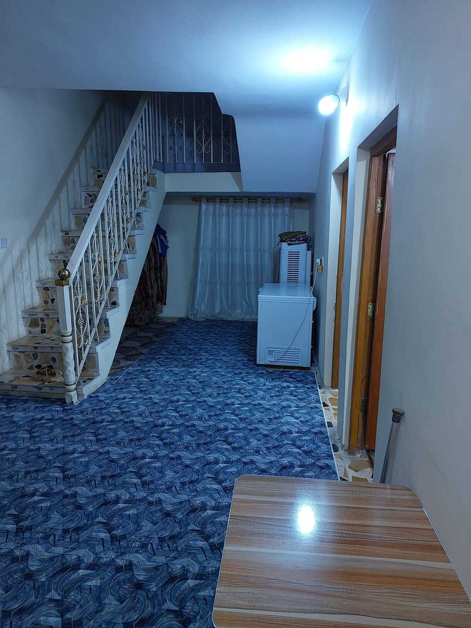 حي المعمل موظفين مساحته 250
طابقين 
190 مليون شارعه 10
يحتوي بيت ومشتمل معزول
***********
