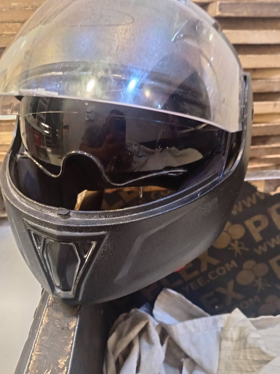 سلام علكيم خوذه مال دراجه رياضيه للبيع السعر ٢٥ الف للاستفسار الاتصال علئ رقم *********** بيها مجال بصيط للشراي
