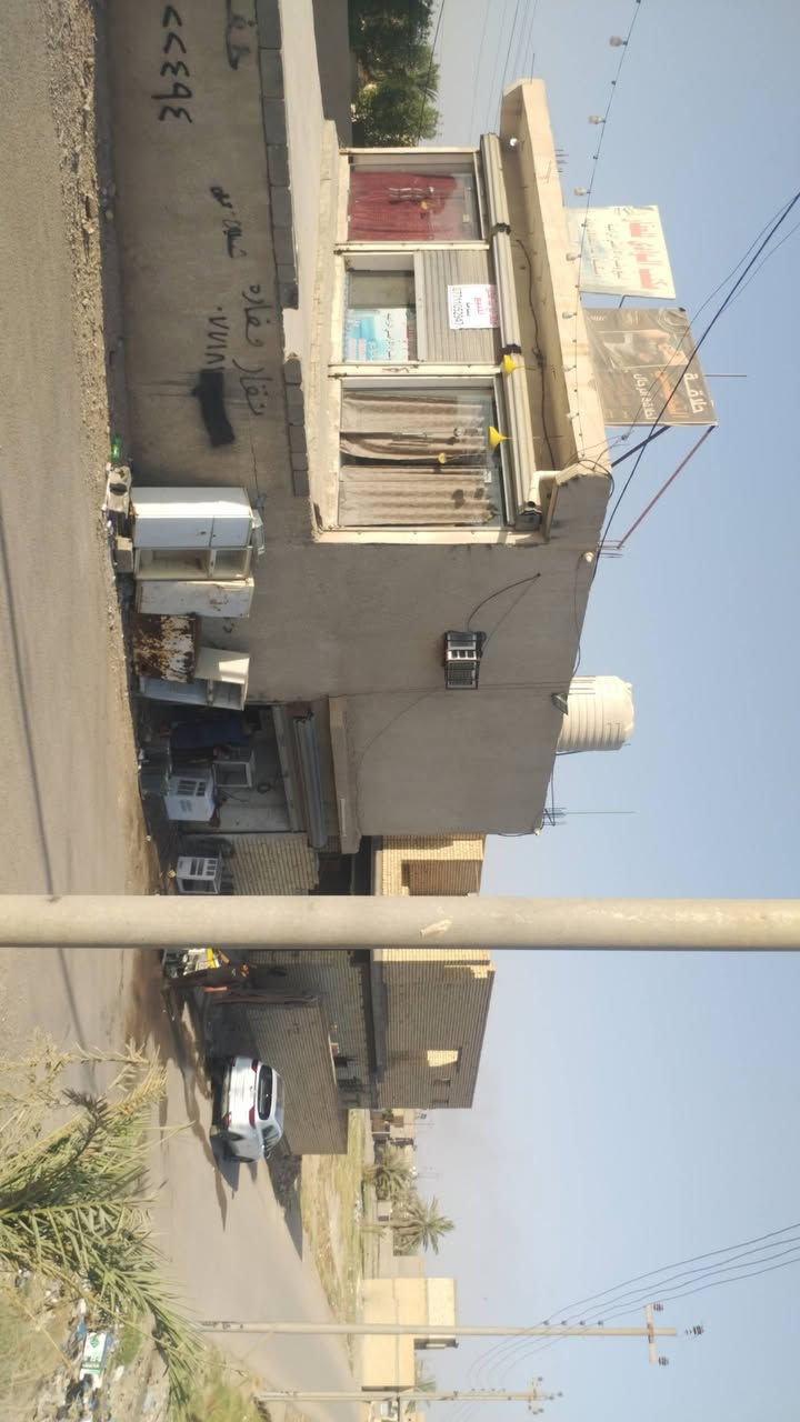 للبيع محلات مع بيت هيكل كبير المساحه ٣٠٠ متر سدت اجبور قريب على الشارع العام السايد الواحد وعلمن حالين مئجرات وارد المحلات شهرين ٥٠٠ الف واكثر  ومجازات رسمين كهرباء ماءومتروك محرم السده ١٥ متر  وللمعلومات اكثر الأتصال برقم ***********
