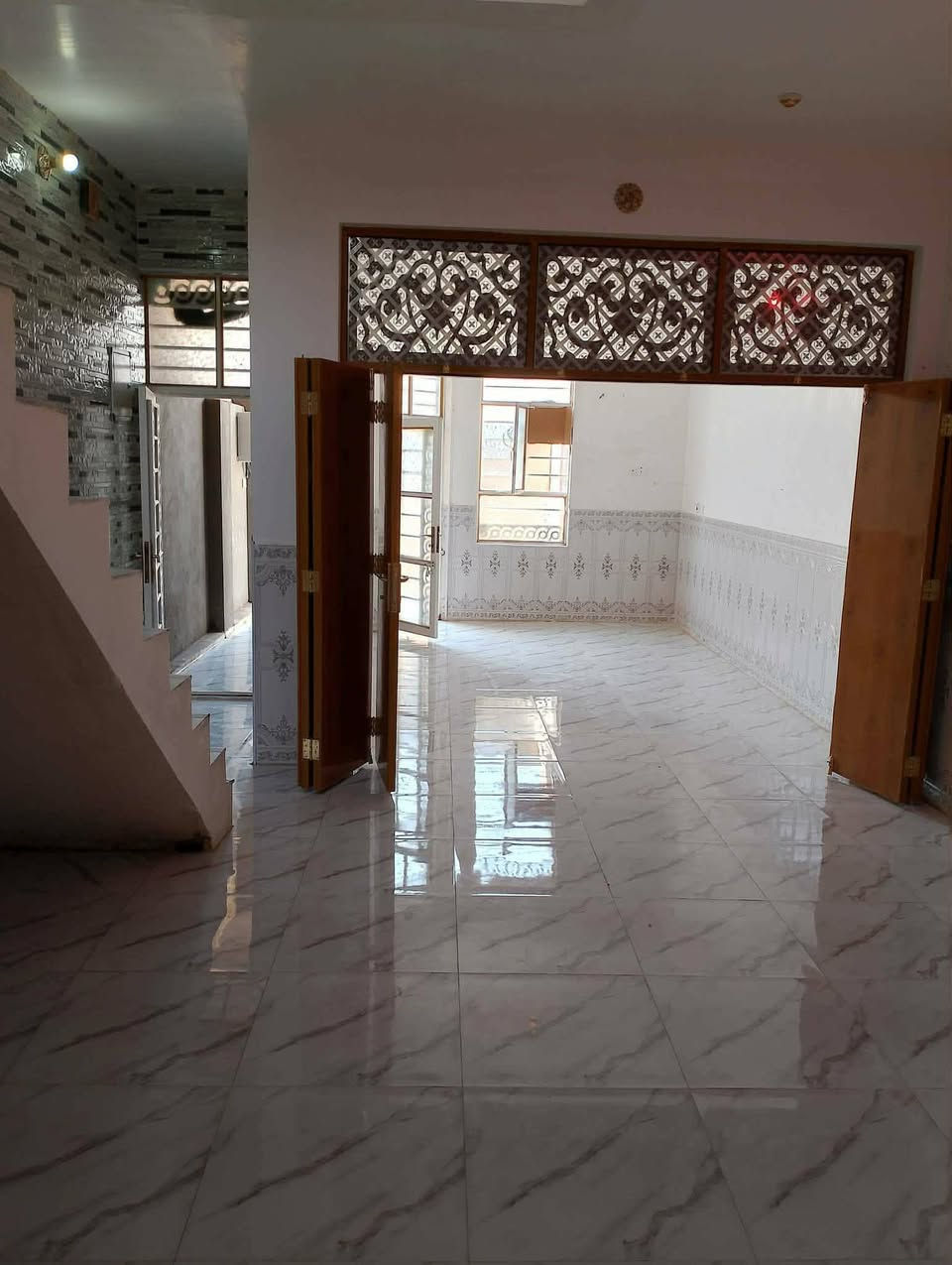 بيت اللايجار 100م
غرفه صاله مطبخ ستقبال حمام

نجف حي النداء شارع المجمعات قرب جامع الاحسان

 الأرضيه كاشي سقوف ثانويه 

تانكي خط مولد خط وطني جاهز 

سعر الأيجار 250

نضافه 100%100 

للاستفسار ***********
