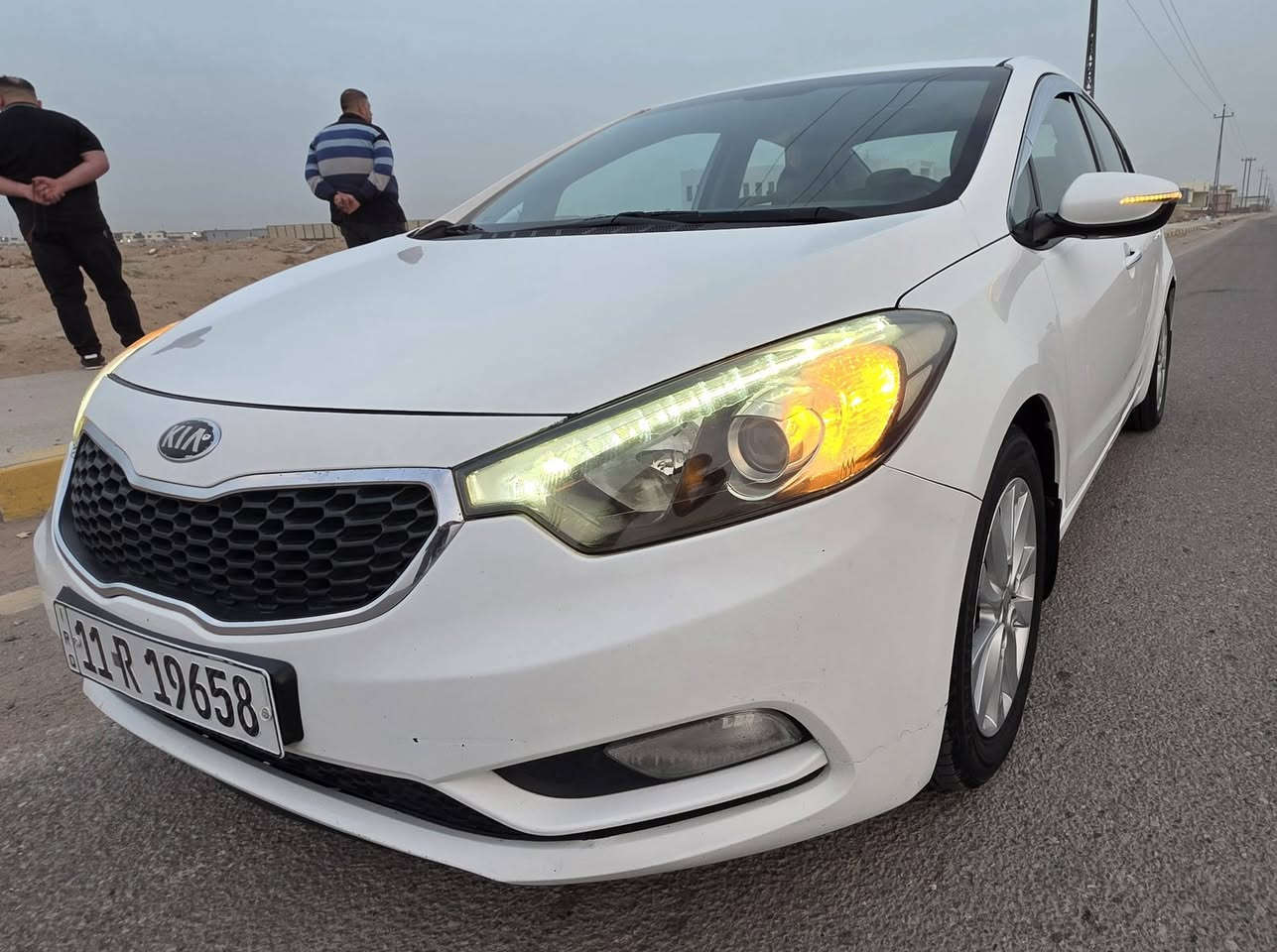 سيراتو 2014 خليجي رقم بغداد بسمي  مكينه 2000  فتحه وتحكم ستيرن جهتين تخم تاير جديد
بيها صبغ نص الجاملغ الايسر وربع البنيد بدون دواخل 
مكان السياره النجف 
السعر 125 
***********
