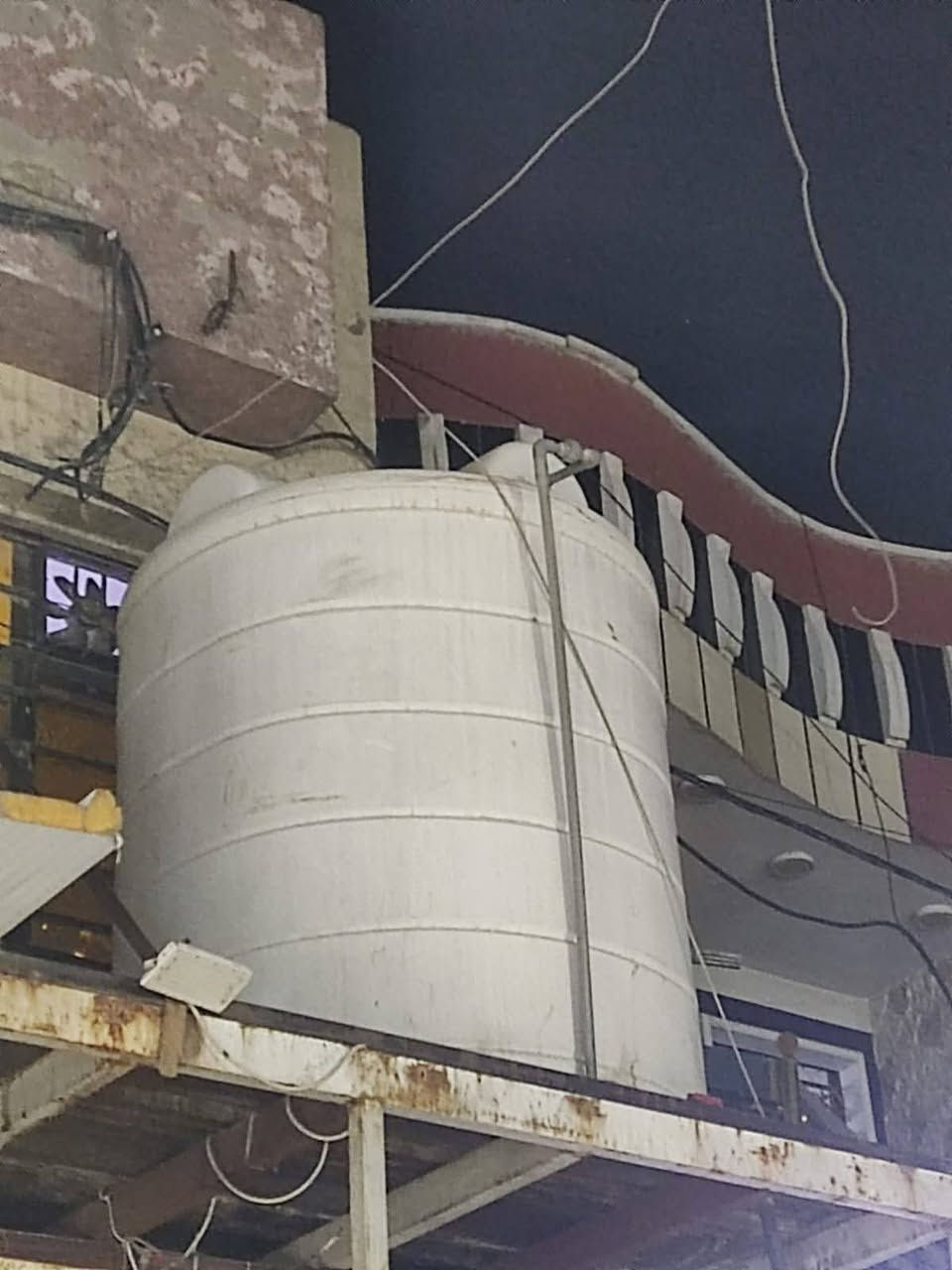 محطة تصفيه مياه ايطالي ١٠٠٠ لتر في الساعه 
+ خزان ٢٠٠٠ لتر
+ خزانين ١٠٠٠ لتر 
+ ميز تفصال مع المحطه 
ابيع منظومه كامله يعني تجي تأخذها كلها 
السعر /٣ ونص وبيها مجال 
بغداد البلديات:***********
