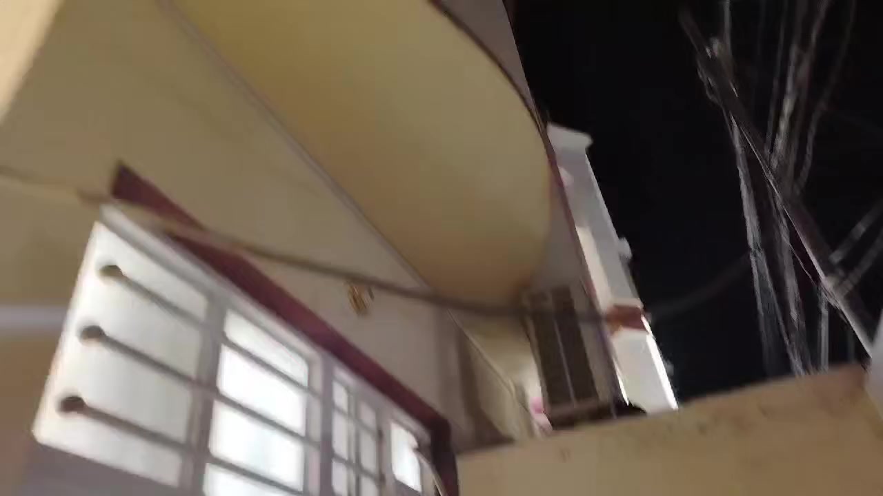 السلام عليكم دار للبيع قرب موقع الكيات شارع المكاتب المساحه ١٠٠ متر طابقين نقص غرفه للاستفسار الاتصال على الرقم ***********
