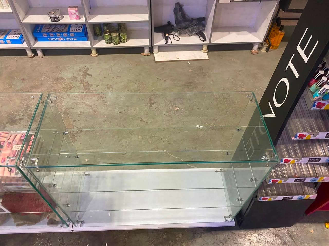 للبيع
رفوف خشبية عدد 60 قياسات طول 220 عرض 120 عمق30

ڤاترينا زجاج عدد 5 قياس طول 85 عرض 97 عمق 38

المكان حي الامانة ساحة مظفر مقابل المحكمة للاستفسار اكثر التواصل على الرقم ***********
