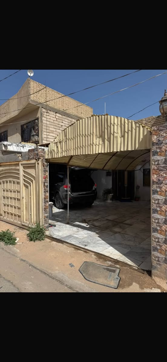 البيت مساحته ٢٠٠ متر بحي الأطباء يبعد فرعين عن الشارع العام بفرع مأكولات بيروت يسار يمين الحي معروف وراقي 
يحتوي على غرفتين نوم + سويت + ممر فاصل ومنور بين الغرفتين مطبخ
و استقبال
ابعاد الغرفتين خمسه بخمسه عرض وطول
الاستقبال 6 ب 4
المطبخ 4 ب 7
مساحة الطاره 6 ب 10
مع صحيات خارجيه 2 تحتوي على حمامات ثنين 
فقط الصاله معزوله بدون سقف مع وجود الدرج يعني فقط السقف تحتاج
مطبخ واستقبال عكاده فقط السقف حياطين  وطابوك جمهوري وباقي البيت كله طابوق جمهوري 
البيت مرتب وجيد جداً يصلح للسكن 
(((ملاحضة )))
اني صاحب العقار شخصياً وبأسمي والبيت مكفول من  سحب واعادة تسجيل وشرط الفحص علماً ان سعر القطعة 210 مليون 
والبيت كامل سعره 225 ابيعه بسبب ضروف!! *********** بي واتساب
***********
