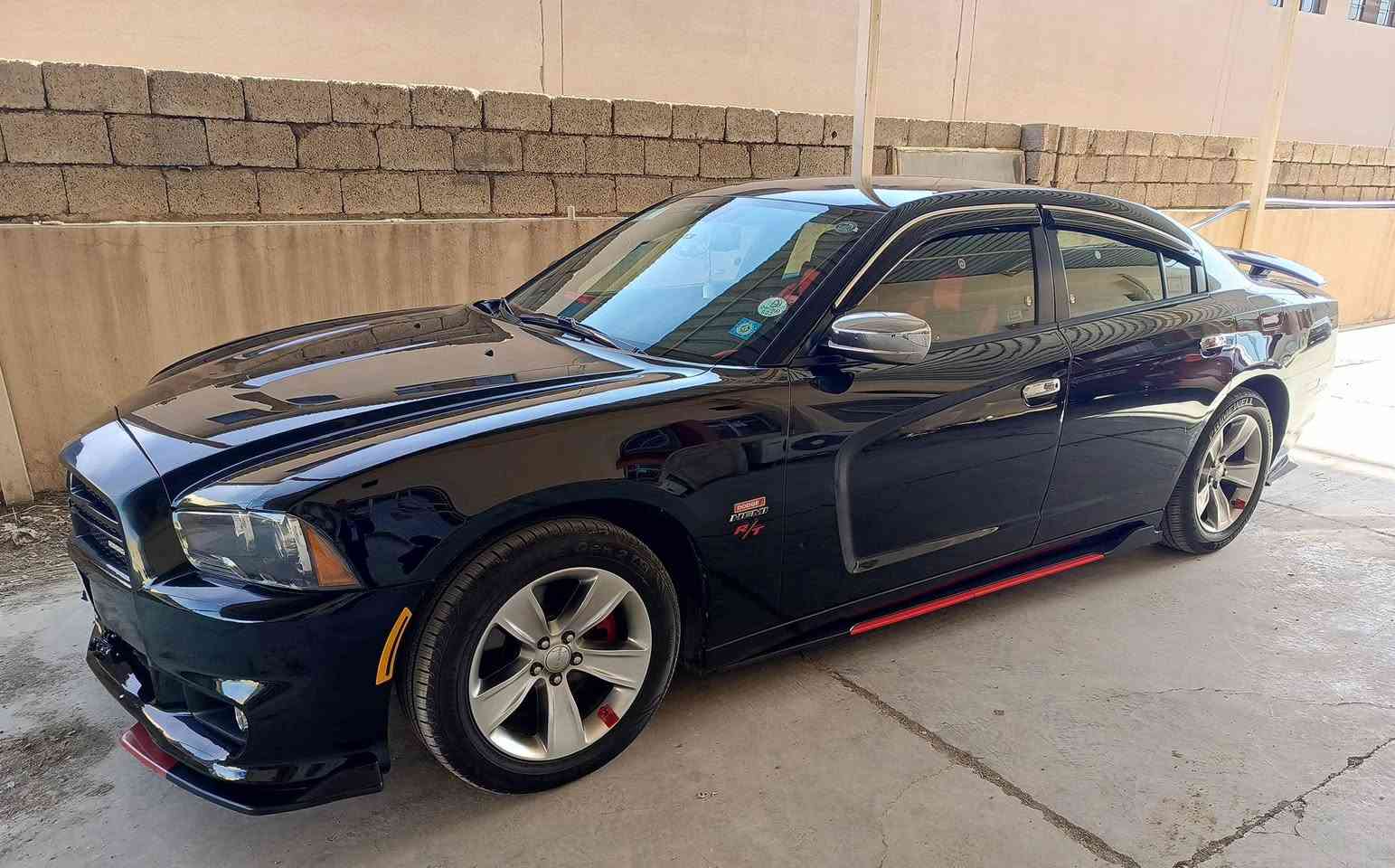 جارجر موديل ٢٠١٣ محرك هيمي ٥٧٠٠ لون اسود رقم كركوك مشروع وطني السنوية لحد ٢٠٢٨ باسمي وبيها بطاقة بنزين .
السيارة كلين ماعدا تعديل بارد في الجاملغ الامامي السكن وجزء اصغير من البونيد مؤشر في اخر صورة عليها بالاحمر 
السيارة عليها منظومة غاز مربوط بشركة حكومية والبطاقة الصفراء مالت الضمان لمدة سنة صيانة مجانية موجودة
الكير و المحرك و التبريد وهيتر والصدر الامامي والخلفي كلها شرط 
بطارية جديدة
شاشة جبيرة 
لايتات وبلاجكتور عدسة  وشاد عليها لدات اصفر كلها .
بيها ترحيب ابواب جارجر
كهربائيات كلها شغالة 
سيارة ما بيها دينار مصرف وما مشتغلة خط ابد مال بيت 
الشراي يجي على الخاص او يتصل على الرقم
***********
مكان السيارة كركوك
السعر ١٣٨
