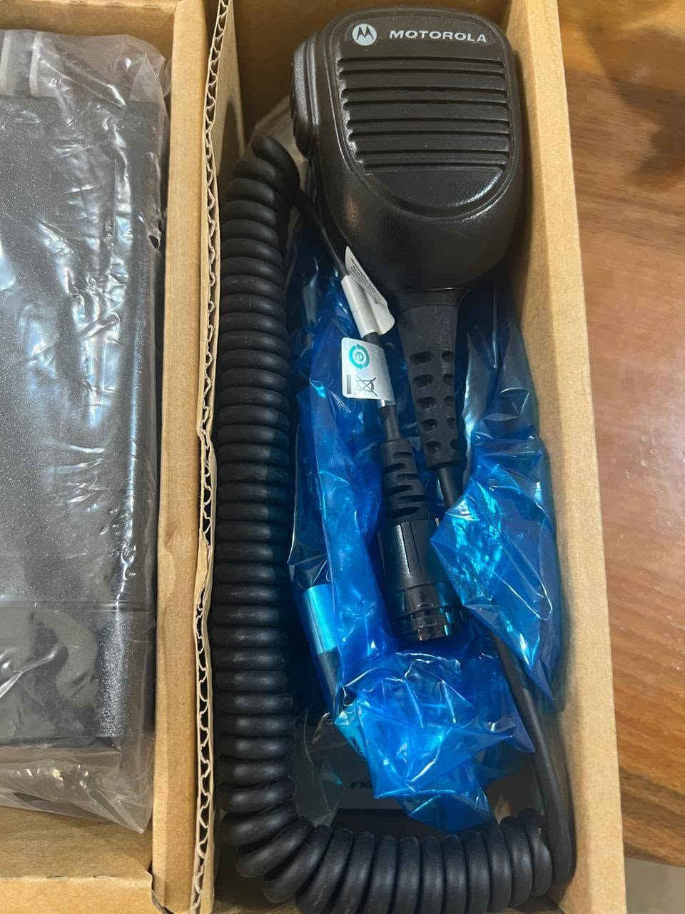 جهاز حاكية للبيع لا سلكي 
الموديل: DM4600
رقم الموديل: MDM28JQN9JA2AN
نطاق التردد: 136–174 MHz (VHF)
القدرة: High Power (قدرة إرسال عالية)
النوع: جهاز لاسلكي متنقل رقمي/تماثلي للمركبات والقواعد الثابتة.
مميزاته الأساسية:
شاشة ملونة كبيرة.
يدعم الاتصال الرقمي DMR.
يعمل على قنوات VHF (136-174 ميغاهرتز).
جودة صوت قوية ومناسب للشركات والجهات الأمنية والخدمية.
يمكن برمجته لعشرات أو مئات القنوات حسب الإعدادات.
السعر ٢٥٠ 
***********
