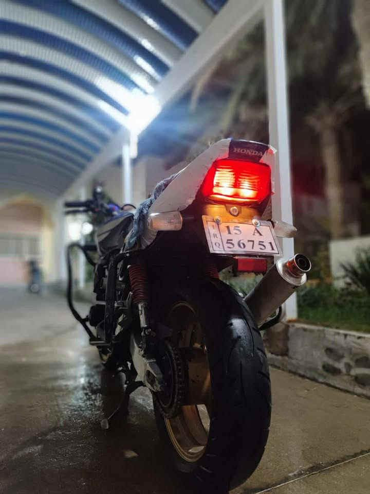 السلام عليكم دراجة CB400جيل ثاني 8ولف كاملة من كلشي مرقمة رقم وسنوية تحويل ثاني يوم السعر 2900وبيها مجال رقم الهاتف ***********
