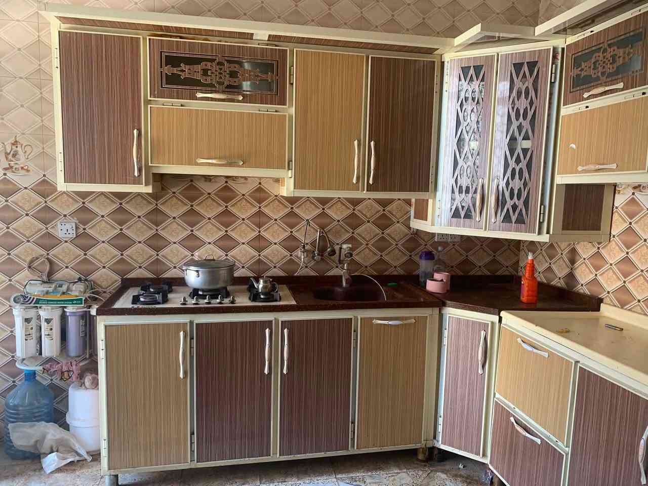 كاونتر للبيع نظيف  ما مستخدم هواي كامل هو و طباخة كاونتر جبير السعر بمليون(١٠٠٠٠٠٠) و بيه مجال للاستفسار على الرقم ***********
