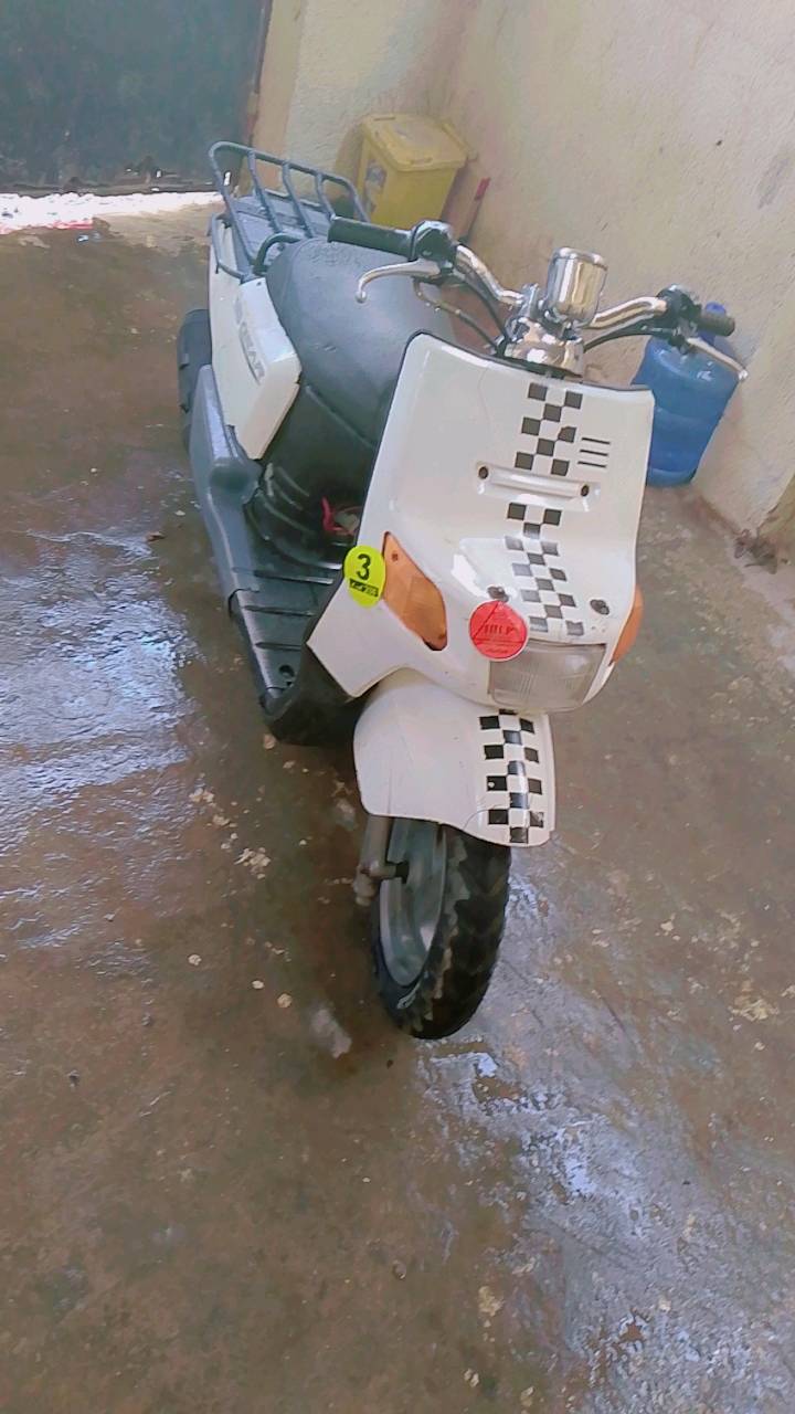 السلام عليكم دراجه كلاسك نقص كلوبات وباتري فقط نص هندر تشتغل محرك اخرس مكانه الأمين سعره 250 الف للاتصال ***********