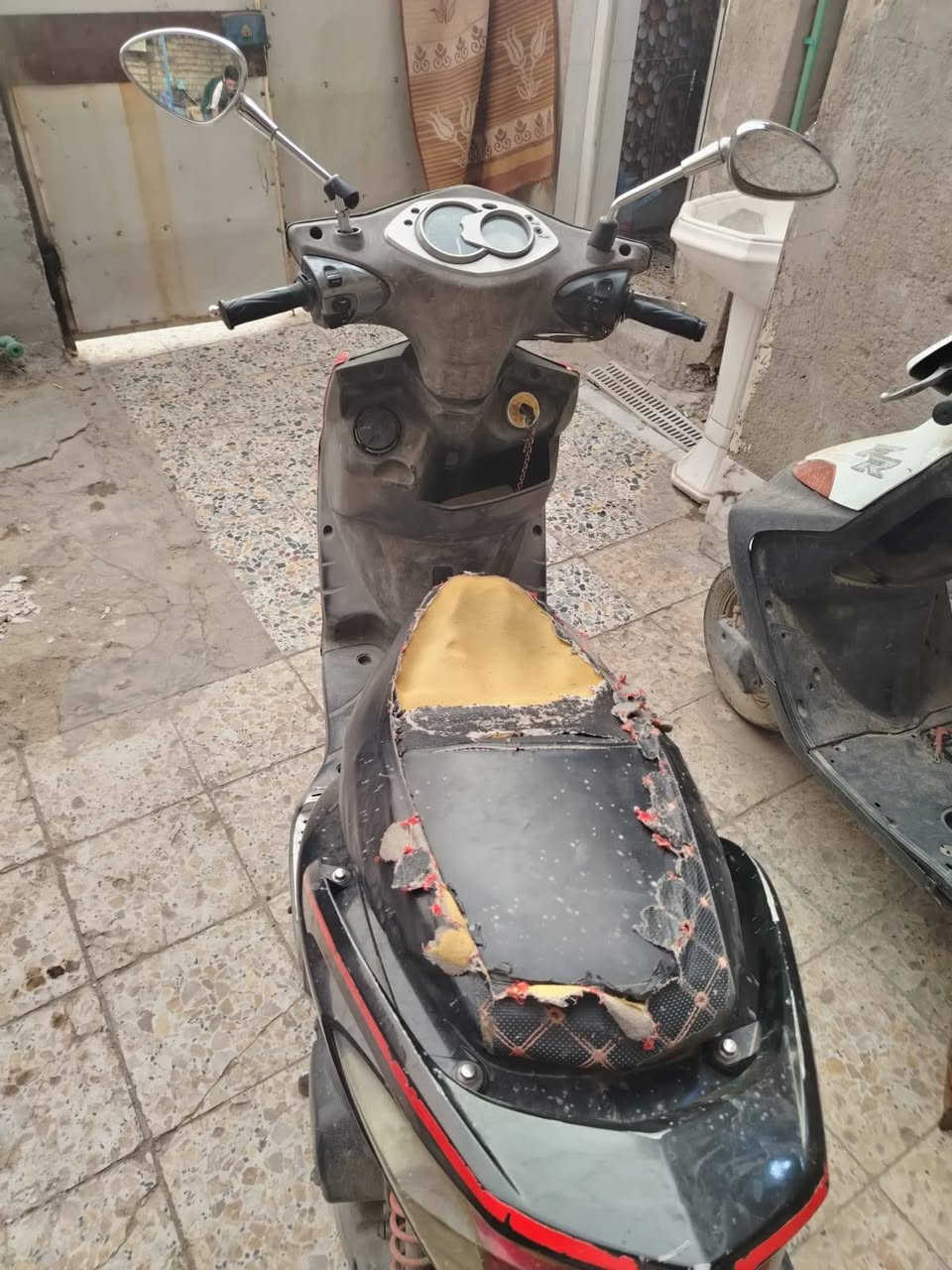 السلام عليكم 
سكنس فحل كابريتر 
دراجه حلوه بس يرادلها ترتيب
يرادلها ترتيبات كهربائيات و ترجع الدراجه فول 
الدراجه كفراتها كامله ما بيها اي كفر نقص 
مكينه مفتوحه 
مكلف بالنشر 
اي استفسار المراسله على الرقم التالي 
***********
