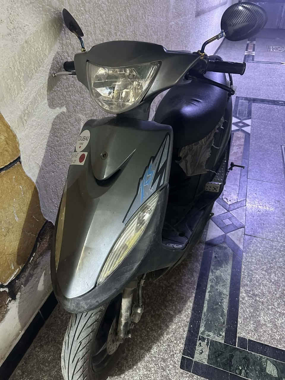 ماكس (عدلة) رصاصي - نظافة ونظرة وتوب 🏍️
للبيع دراجة ماكس عدلة، الدراجة مالت جناي وما محتاجة أي مصاريف، دير بانزين واطلع.
المظهر والبدن: اللون رصاصي ملكي، الكفرات نظيفة جداً ومثل ما موضح بالصور، نظرتها حلوة 
المحرك والأداء: شلعة ومعدل ومشاية، الدراجة نشطة جداً ومحركها صافي وصوته ناعم.
الإضافات: مرايات كاربون فايبر، دبل خلفي رياضي (أحمر)، والنايلون مال بلاد بعده على الكشن.
الحالة العامة: التايرات جيدة،  دراجة مال بيت وعملية جداً.
السعر المطلوب: 475 ألف دينار عراقي.
قفلها: 450 ألف (من الأخير للشراي المستعجل).
المكان: بغداد مدينة الصدر قطاع 76 تقاطع العورة 
للتواصل: ***********
