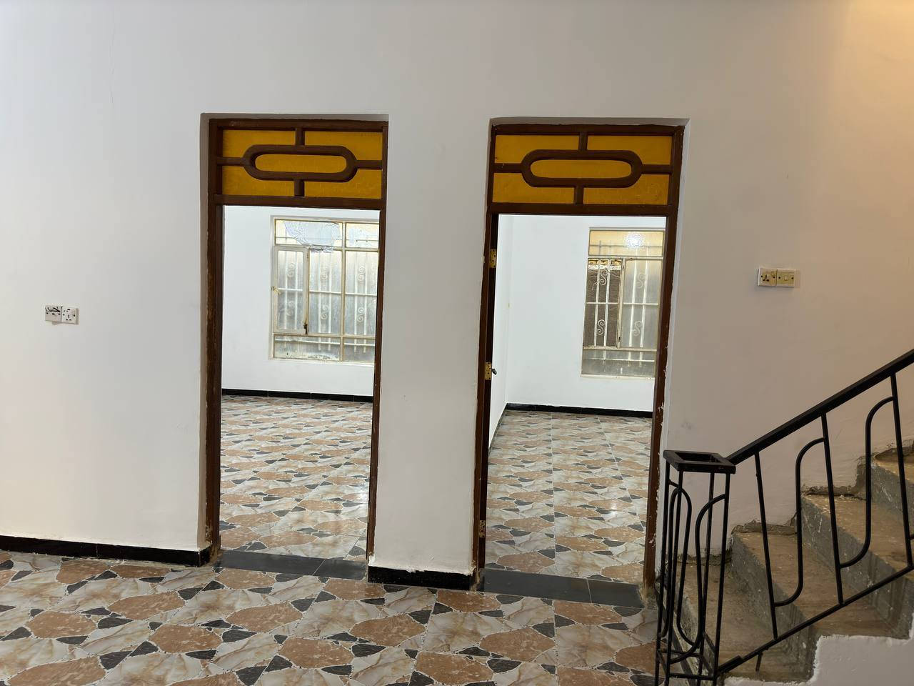 بيت بلحكيم 200متر للبيع بيت طابق واحد بيه غرفتين وصاله واستقبال ومطبخ وصحيات خارجية وداخليه وبيتونه 
البيت بناءه طابوق والسقف صب
للتواصل ***********
