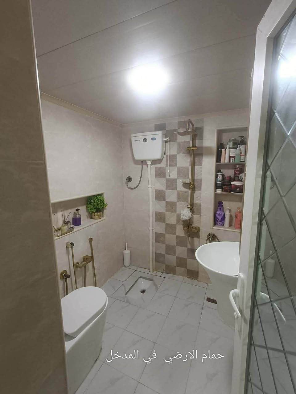 دار للبيع المساحه 130 متر حي الجمعيه خلف مستشفئ الالماني  طابقين بي شقه معزوله يحتوي الطابق الاول علئ غرفه عدد 2 و صاله و استقبال و مطبخ حار و بارد ويحتوي الطابق الثاني نفس الطابق الاول لعلم الدار بي وارد شهري الي يرد يستثمر 700 الف الشهر  الي حاب يستثمر 
الاستفسار اكثر مراجعة مكتب العقيله او اتصل 
***********
