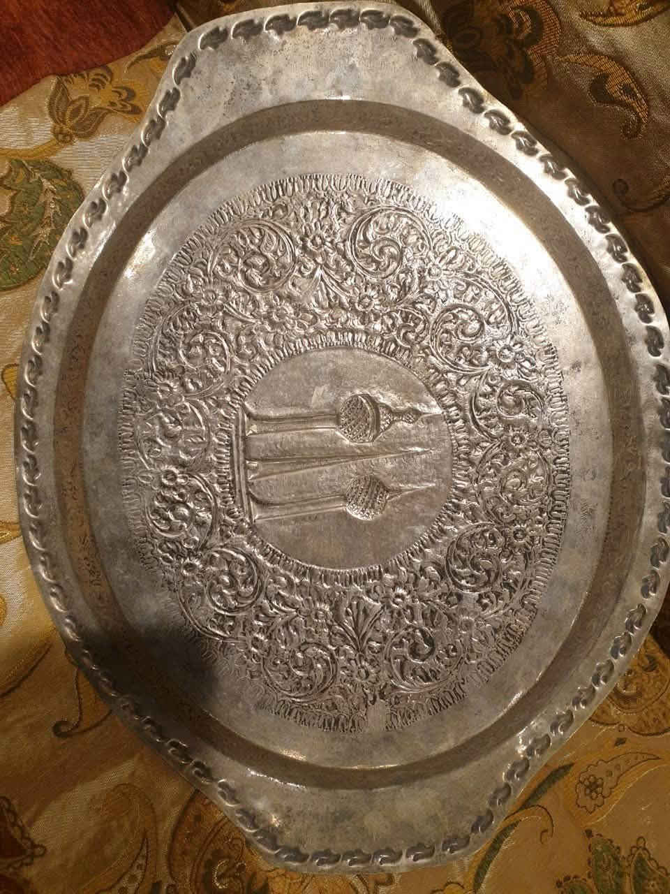 صينية تقديم نحاس ابراج الكويت منقوش يدوي
القياس 43 في 33 سم 
السعر ٧٥ الف 
واتساب ***********
