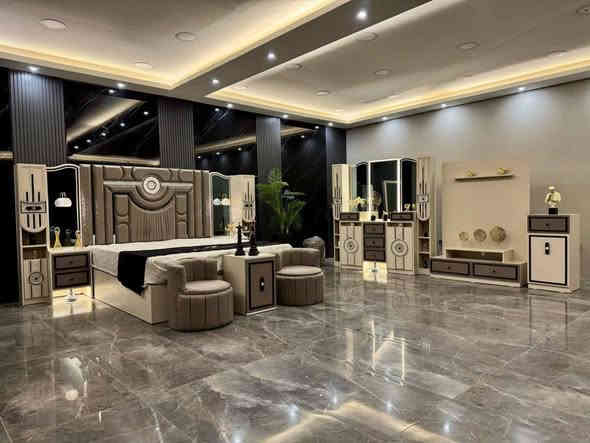 ✨ موديل لورد – 11 قطعة ✨
💰 السعر: 3,200,000 ( 3مليون و 200 ألف)
📏 القياسات:
الكنتور مع الملحق: 4 متر 
السرير مع الكومديات: 335 سم
🛠️ المواصفات:
ضهر بلوك 🧱
برغي وچوي حديد 🔩
صبغ حراري 🩸
صناعة تركية درجة أولى 🇹🇷
خشب MDF ضد الرطوبة 💧
ضمان 5 سنوات 📝
🚚 التوصيل والشد:
بغداد: مجاناً + تدفع وانت ببيتك
باقي المحافظات: متوفر توصيل وشد
✔️ مطابقة للصورة 100% – أي اختلاف نتحمل المسؤولية
📞 للحجز والاستفسار:***********
