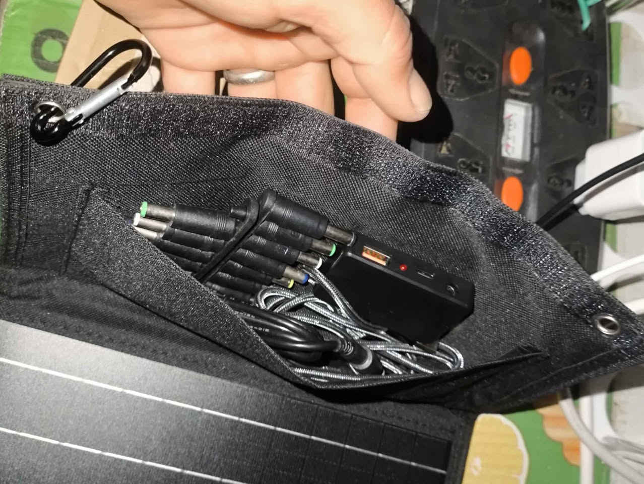 شاحن طاقه الشمسيه يشحن الاجهزه الكترونيه مثلن الابتوب والروتر والتليفون وكثير الاستخدامات وبطاقه شحن 100 واط للاستفسار اكثر اتصل على الرقم *********** عمارة, ميسان
