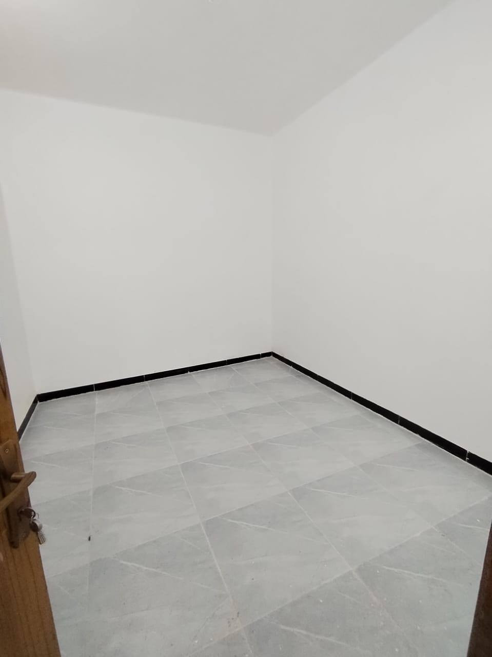 وتساب ***********
 مكتب النور للعقار 
#__مساحه_لبيت_110متر_مربعه 
#_ 
#بيت_طابو_زراعي_سند25
سعره 45عرض شارع 10متر فول خدمات 

بناء حديث غير مسكون***********
بناء ممتاز جدا  عنوان  لبيت النجف 
#مقابل_ملحق_قرية_الغدير_مباشر 
يحتوي لبيت على+ غرفه2+صاله  +مطبخ  +صحيات بلداخل +
***********وتساب
