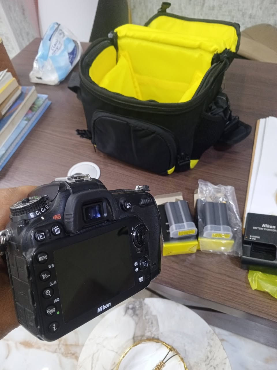 نيكون D7100 للبيع  كامل ملحقاتها سعرها ب450 مثل ما واضح بالصور أو مراوس بRonan DJI 
للاستفار اتصل ***********
غير متواجد ع الماسنجر
