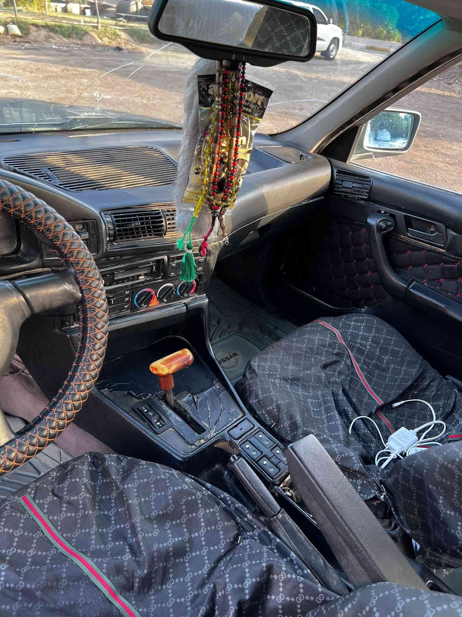 سلام عليكم
بي ام 525 

بلاد سنويه وبليته أصل 

محرك مفتوح كلهربايات كله شغاله 
كير مكينه بيه صوت رواجز بس من تشغل 
 حداديه 
خير من الله 

سعر 35ورقه وبيه مجال 

***********
