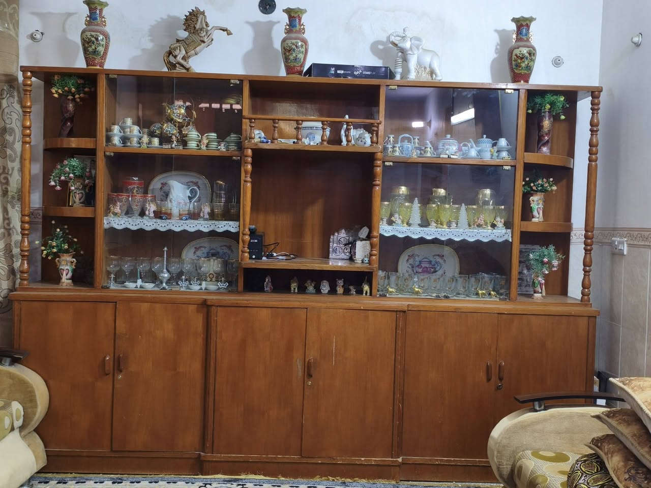 السلام عليكم
ديوان كامل طولة 23 متر نظيف 
مع معرض خشب  طولة 3 متر 
مع ميز شاشة 
للاستفسار اكثر التواصل على الارقام التالية
***********
***********
العنوان: حلة-نادر الثانية-قرى غول
