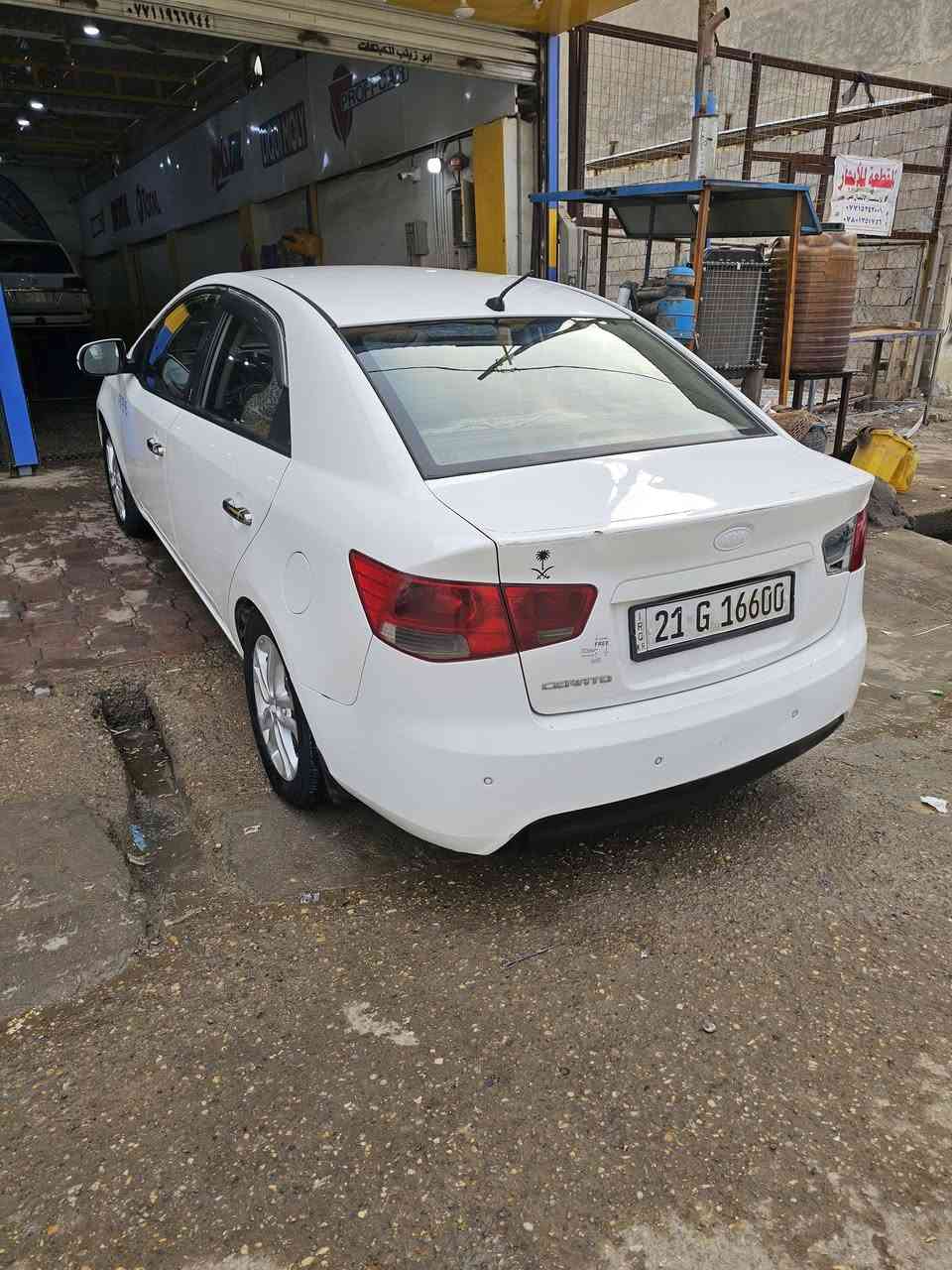 السلام وعليكم سيراتو للبيع موديل ٢٠١١  سياره مكفوله مابهي صبغ بس هاذي المشر عليه جديد ماكينه وكير ماكينه 1600 دوش رقم جديد تبريد ثلج تخم تاير جديد زنون شاشه كلش حلوه وجاهزه سعر 95 وبيها مجال مكان واسط النعمانيه  رقم الهاتف. ***********
