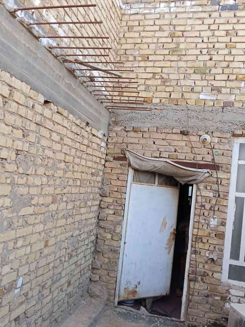 السلام عليكم مشتمل للبيع طابوصرف مساحة 74م مكانه شارع 80 حي القضاه مجاور مجمع مدينه السلام السكني يتكون من غرفه نوم كلدور صحيات مطبخ الطابق الثاني غرفه سطح السعر 110مليون الاستفسار موبايل ***********اسيا ***********
