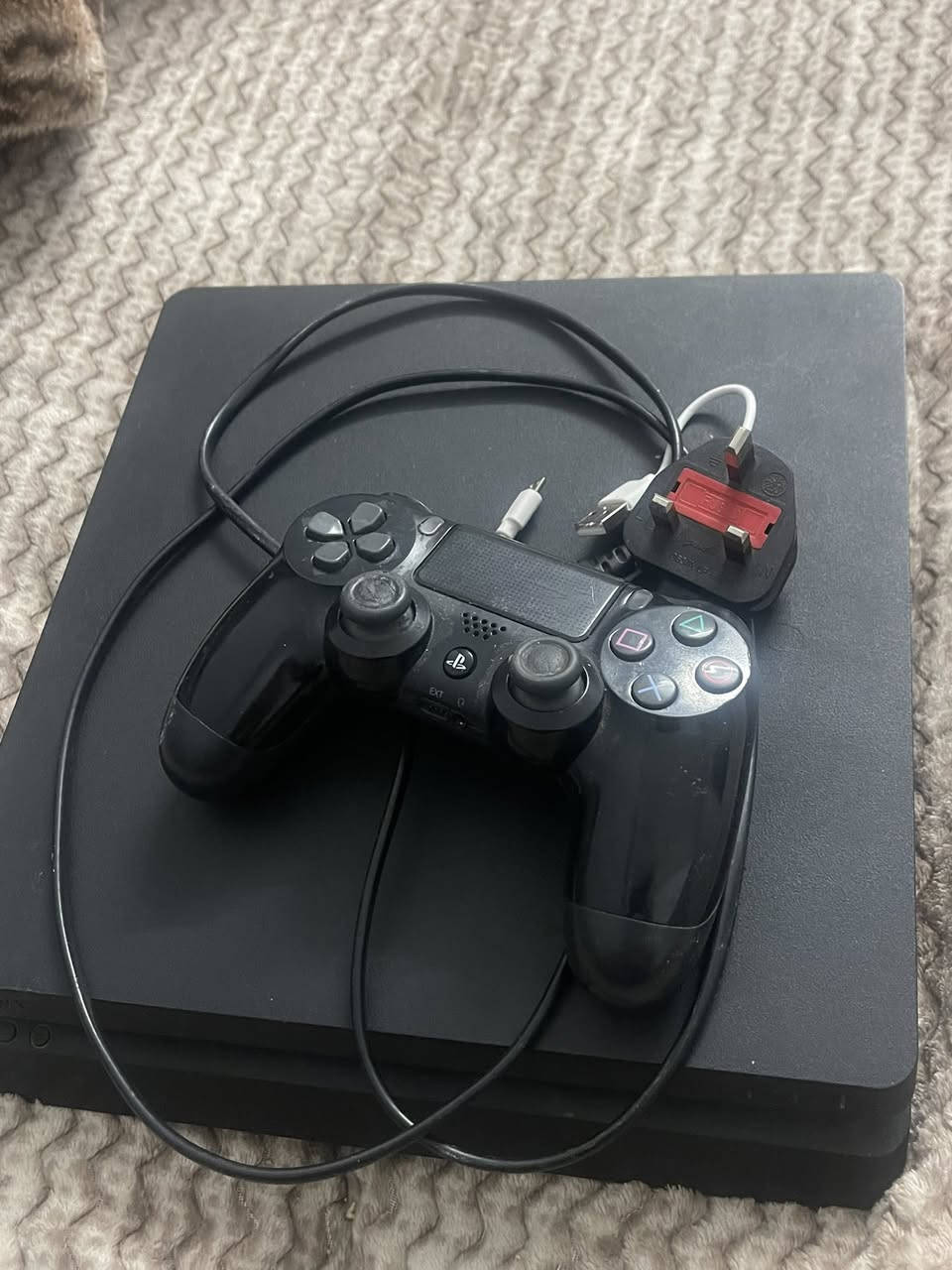 شلع اب 190 التفاصيل ابلي فور اونلاين سلم 500 كيكا نضيف جدا ستيكر لا مفتوح ولا مصلح يده وكيبل تشغيل وياه والاقراص عدد 11 كلهم غير شغالات ومشخطات جدا السعر شلع 190 
عنوان بغداد بسمايه ومتوفر توصيل بتثبيت يعني تدفع التوصيل قبل ليطلع الطلب للتواصل خاص او ***********
