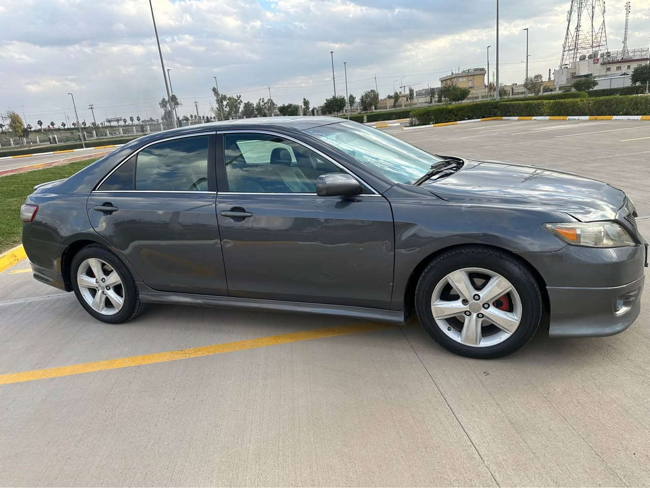 كاميرى 2011 نه وتى يه مريكى  بيلادى سپورت فول مواسه فات كوشين جلد و هيته ر گيج شه معه بيلادى سلايد ده بل سليونسا زور خاوينه سياره كه 4 پارجه ى سبوغه باقى هه موو جيانى به شرت نرخ 90$ ژم *********** أربيل, العراق
