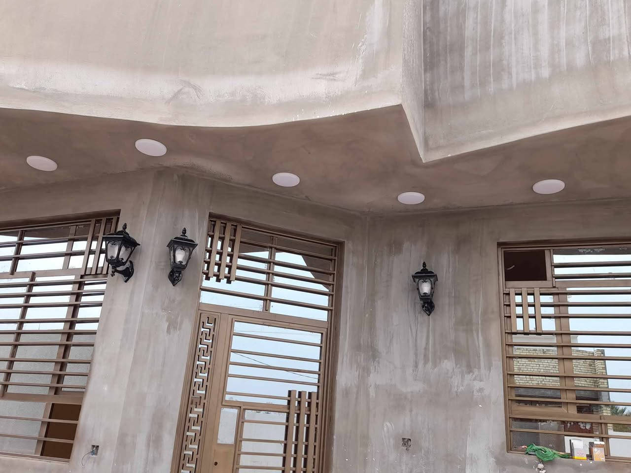 السلام عليكم 
من رخصة مدير الاگروب المحترم 
هذا جزء من اعمالنا في مجال تأسيسات وانارة الكهرباء اتمنئ ان ينال اعجابكم واي ابو بيت 🏠 يحب نشتغله بيه خير ويدلل عملنا في بغداد اخوكم حسام الكهربائي 
***********واتساب
***********
