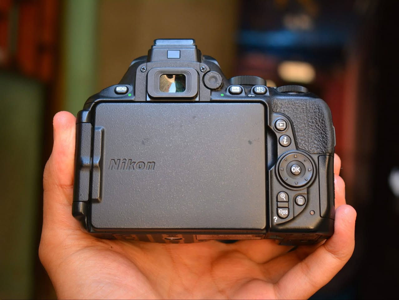 كاميرا نيكون Nikon D5600 للبيع 📸
نظافة الكاميرا 99%
من أقوى الكاميرات اللي يرغبها المصورين
جودة عالية جداً وأداء قوي كلش كاميرا اعتمادية بالتصوير.
الحالة:
شبه جديدة  نظافة 100% ✨
الملحقات:
عدسة 18-55 VR
🔋 بطاريات أصلية
🔌 شاحن أصلي
🔌 كيبل شحن

🚚 توصيل لكل المحافظات
🛡 ضمان على الفحص
للحجز أو الاستفسار راسلنا على الخاص


**إذا كنت صاحب هذا الإعلان وتريد حذفه لأي سبب، رجاءا أرسل رسالة إلى الدعم الفني**