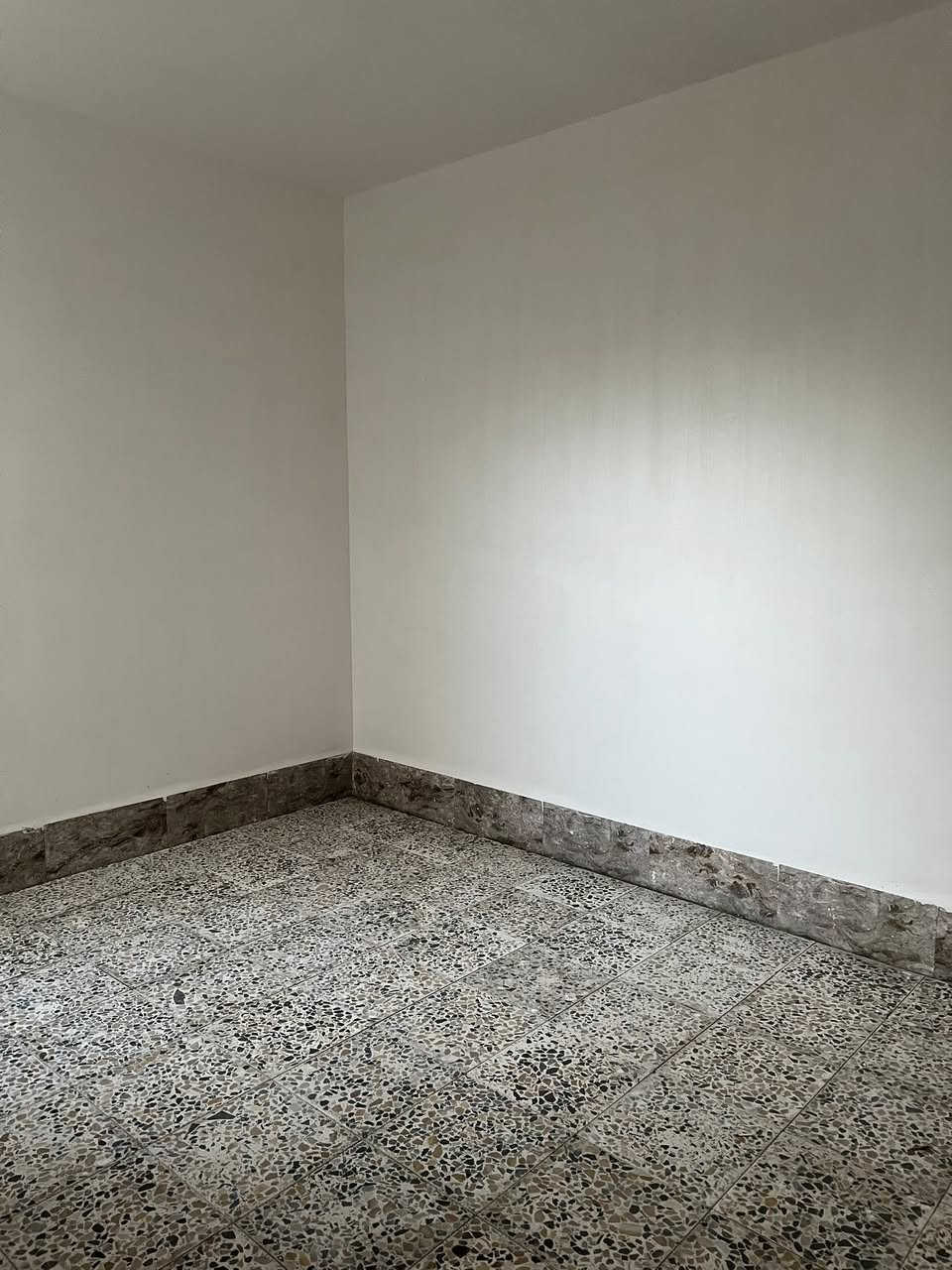 بيت ميت متر عل ساحه قريب عل مدرسه الورديه السعر 85 وبي مجال اليحب ينتصل عل رقم ***********
