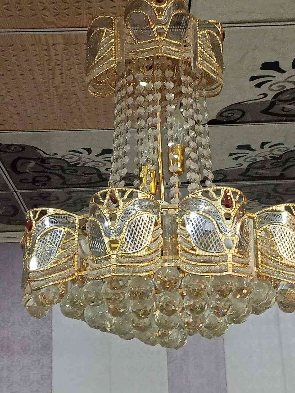 مكلفة بالنشر💥ثريات ٣ اشكال  وطاولة وسطية استعمال قليل الثريات ٤٠ الزوج والطاولة٥٠ الشراي يتصل ***********
