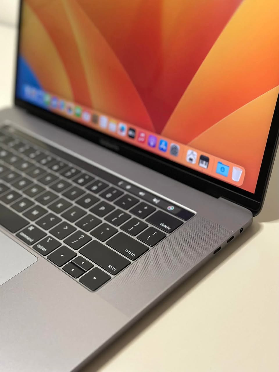 MacBook Pro 2018
15.4 inch
Ci7
Ram16
Hard 256ssd
Touch Bar 
Touch iD
كارت شاشه خارجي 2Gb

مكاني بغداد الشعب 

***********
