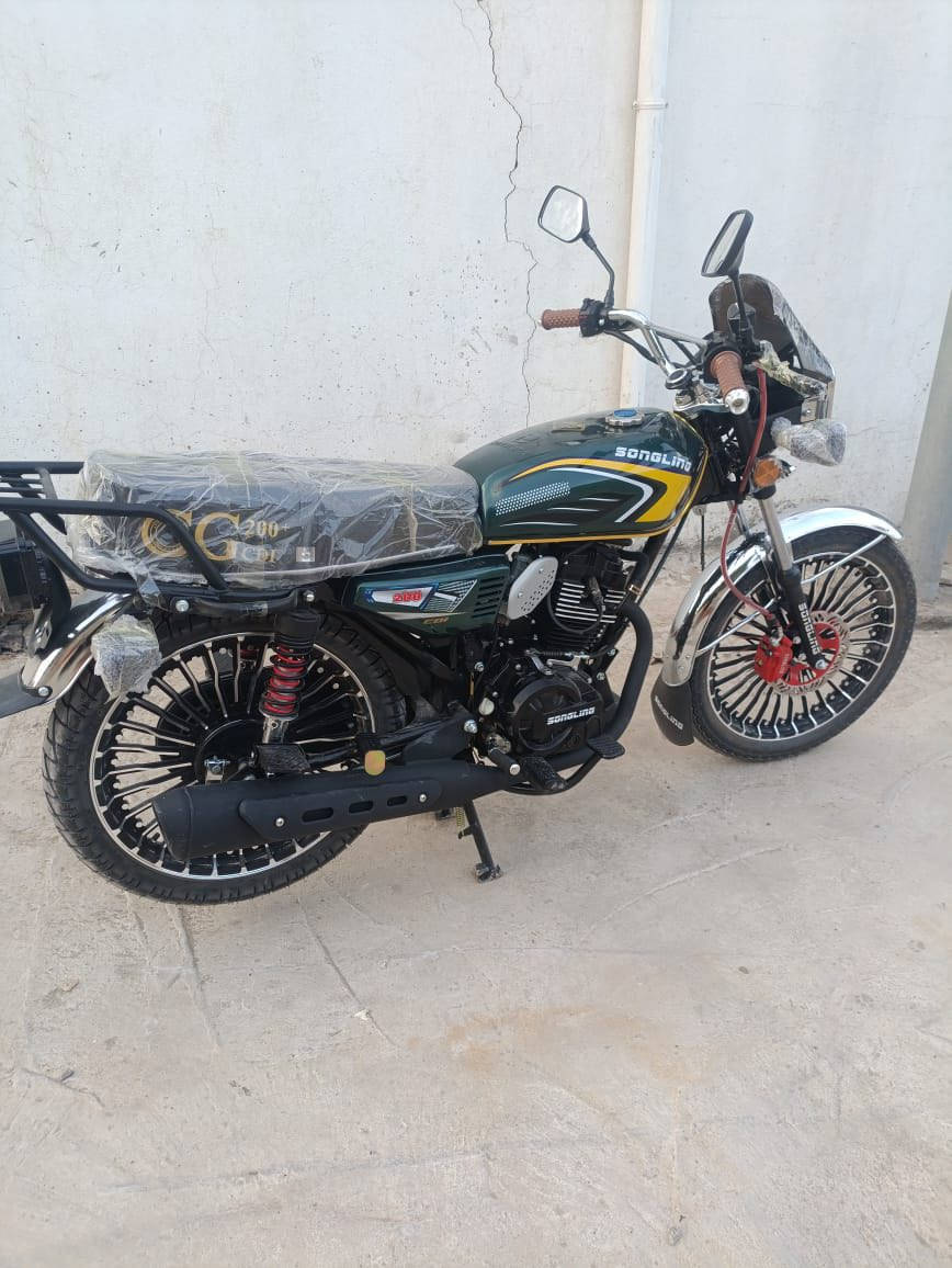 سلام عليكم دراجه موديل26صار اقل من سبوع من شديتها دراجه فول نضافه تجي وتفحص وتشوف بعينك  دراجه رايدها بمليون وبيها مجال مكان الدراجه الرمادي الملعب لل تواصل ***********
