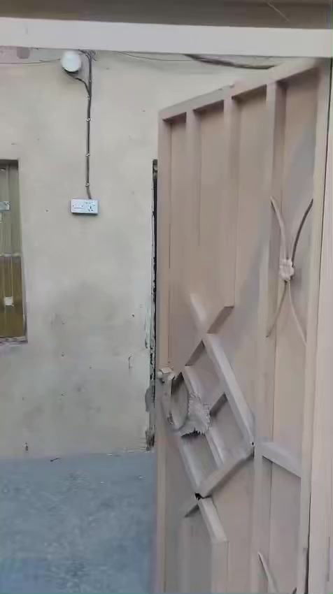 نص بيت للإيجار بحي الاصدقاء 
غرفه واستقبال ومطبخ وصحيات 
وطارمه الايجار 350 الف قفل شامل
 الكهرباء والماء للاستفسار : (***********)
