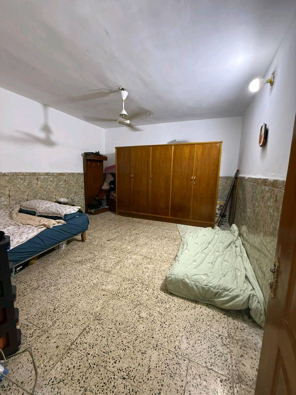 بغداد الشعب منطقة الصحة ١٢٠مسلح طابقين ومدخلين ٢غرف نوم وبيه كراج كبير وقريب على كل شيء المدارس والسوق والمراكز الصحية والمستشفيات ، فرع علوة السمك زمزم طابو صرف مو زراعي 